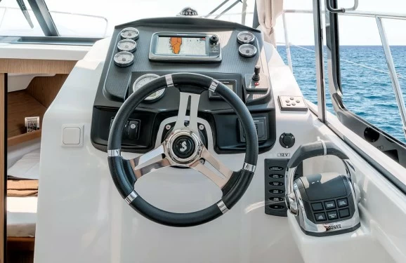 法国博纳多（Beneteau）安海仕30巡航游艇驾驶位