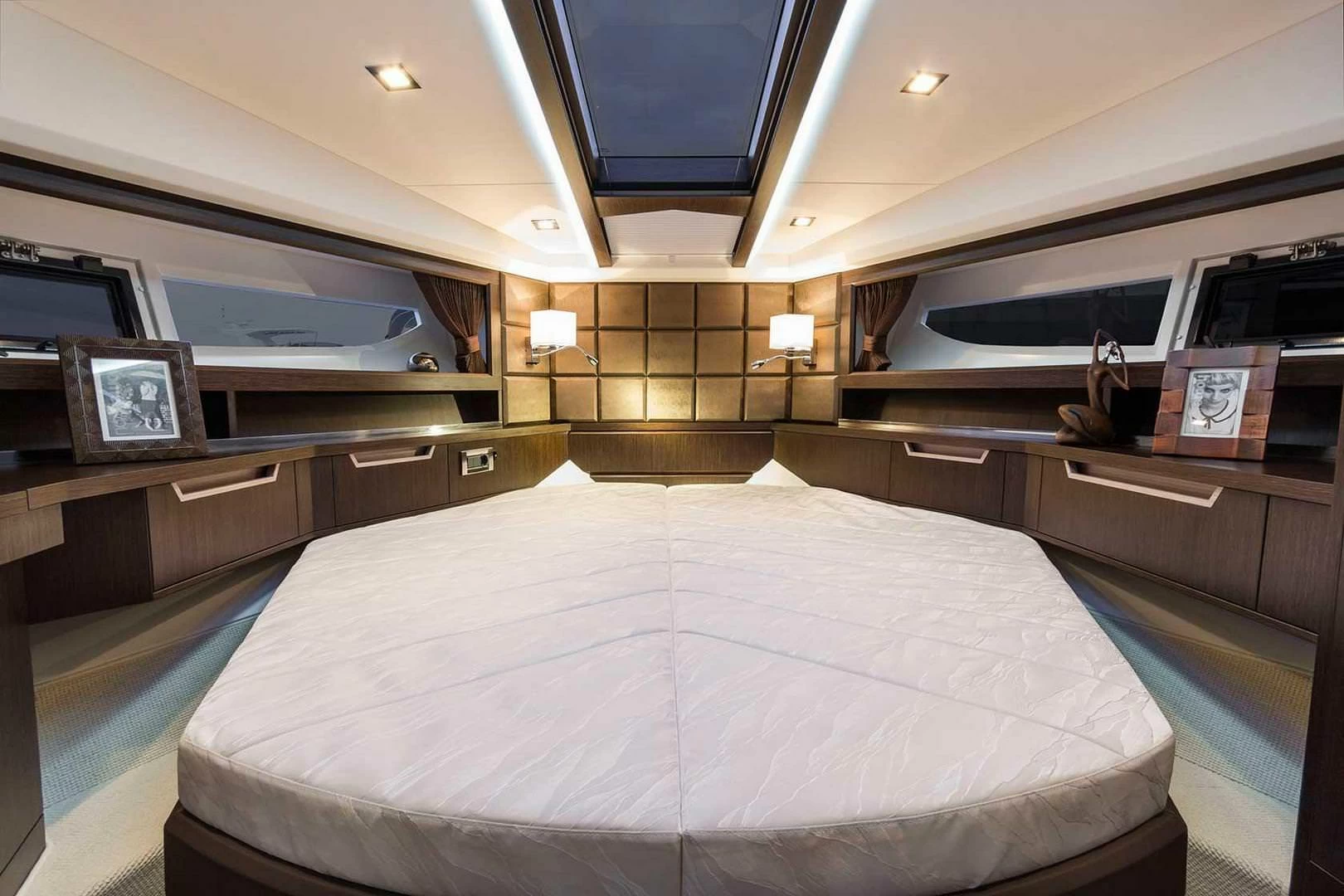 12米(41英尺)卡帝尔（Galeon）420飞桥游艇主人舱