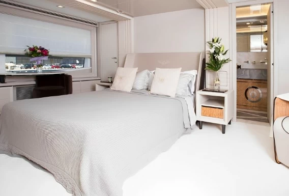 100英尺(30米)定制法拉帝(CustomLine)100豪华游艇主人舱