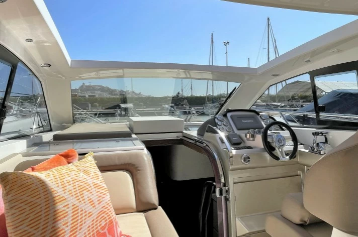 波兰游艇品牌12米（39英尺）卡帝尔（Galeon）385HT游艇驾驶位