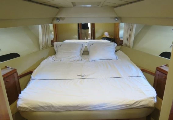 44英尺意大利游艇品牌法拉帝(Ferretti)480二手游艇价格主人舱