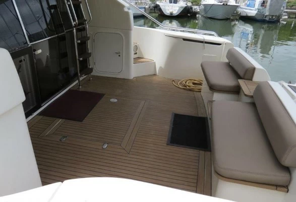 44英尺(14米)意大利游艇品牌法拉帝(Ferretti)480二手飞桥游艇价格28.9万欧元