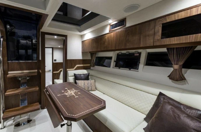 44尺卡帝尔（Galeon）405HTL私人游艇沙龙区