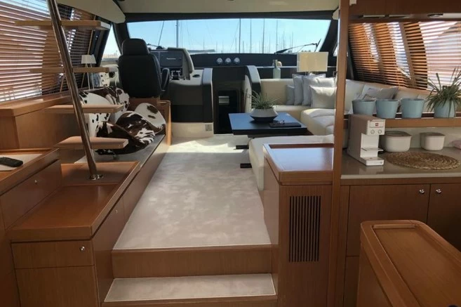 18米(54尺)法拉帝(Ferretti)592二手豪华飞桥游艇驾驶舱