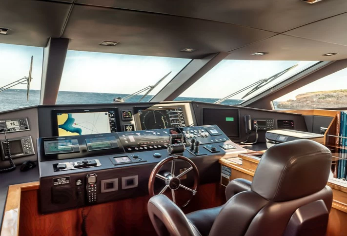 30米(89英尺)英国圣汐(Sunseeker)30Metre私人飞桥游艇驾驶位