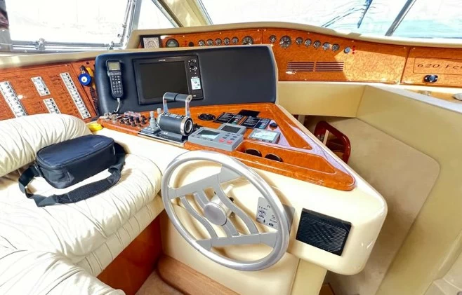 18米法拉帝(Ferretti)620飞桥游艇驾驶位