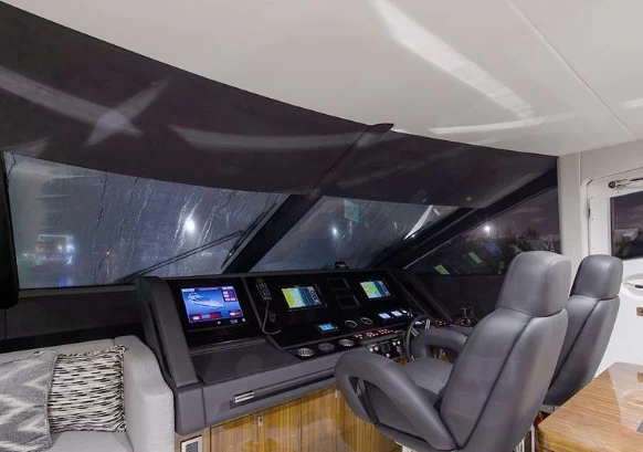 23米(69英尺)圣汐（Sunseeker）75Yacht豪华飞桥游艇驾驶位