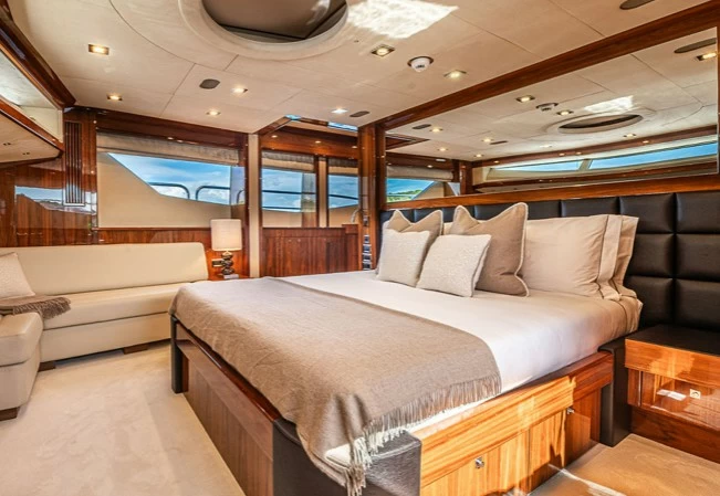 30米(89英尺)英国圣汐(Sunseeker)30Metre私人飞桥游艇主人舱