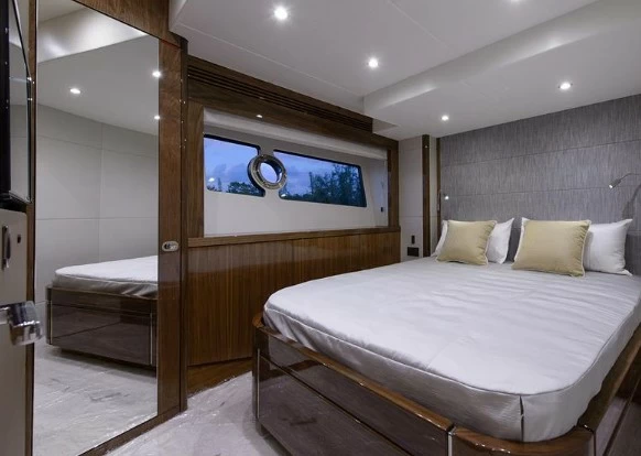 23米(69英尺)圣汐（Sunseeker）75Yacht豪华飞桥游艇主人舱