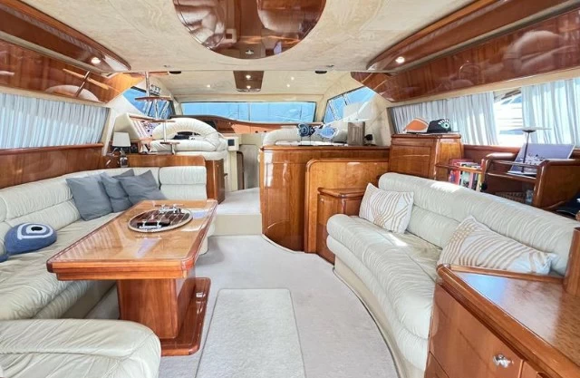 18米法拉帝(Ferretti)620飞桥游艇沙龙