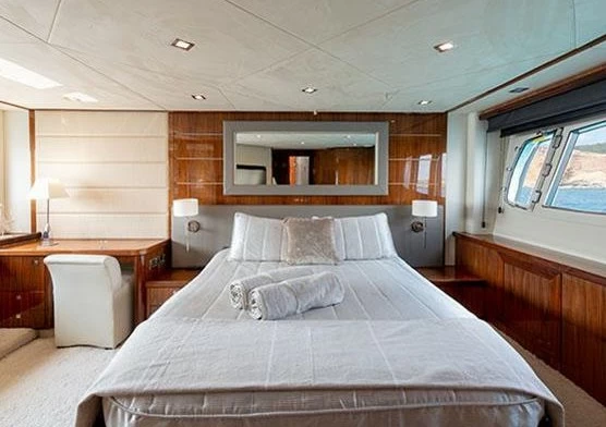 22米圣汐（Sunseeker）Manhattan70二手游艇客舱区