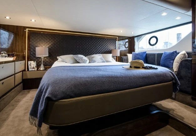 53英尺(15米)英国游艇菲尔兰(Fairline)Targa53游艇主人舱