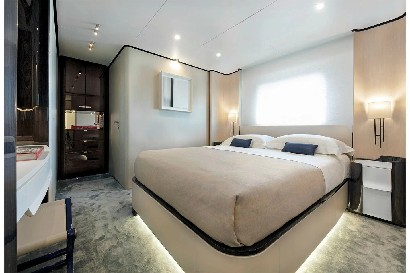 105英尺意大利阿兹慕（Azimut）巨人32M豪华游艇主人舱