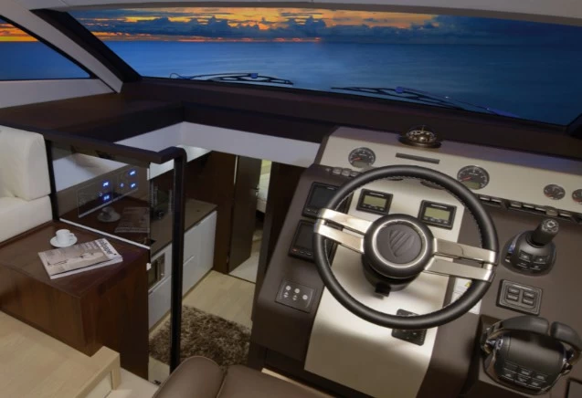 50英尺(15米)英国游艇菲尔兰(Fairline)Squadron50飞桥游艇驾驶位