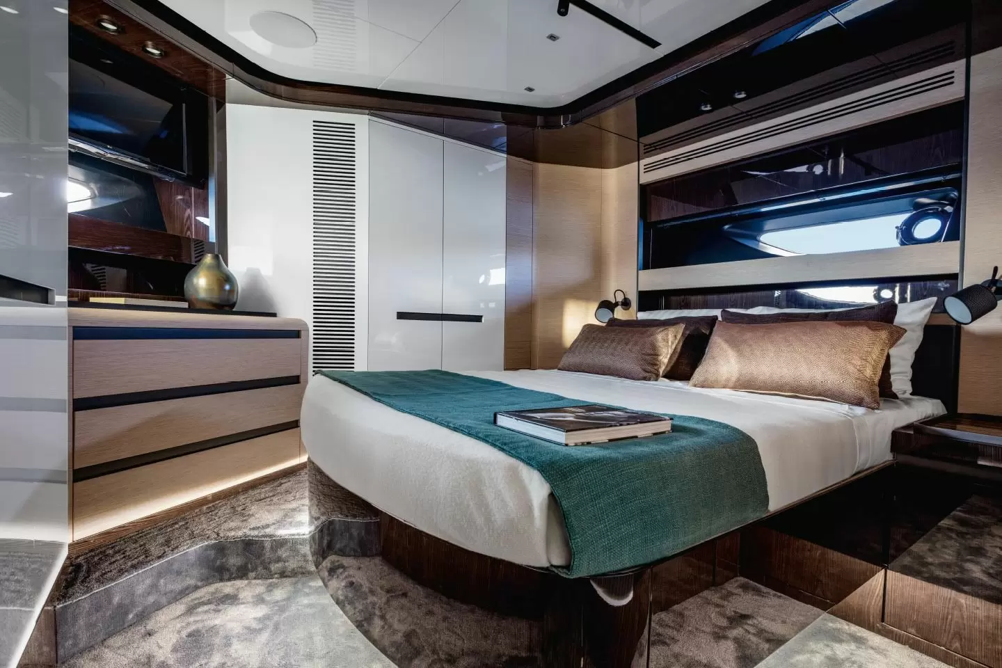 30米意大利游艇阿兹慕(Azimut)巨人S10超级游艇主人舱