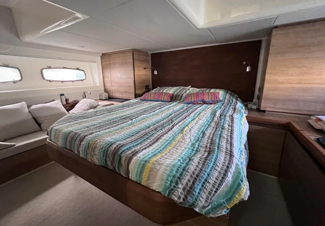 14米西莱(Sealine)SC47二手运动游艇主人舱