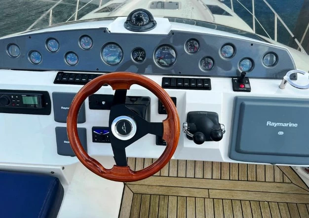15米西莱(Sealine)T50二手豪华飞桥游艇价格36万欧元