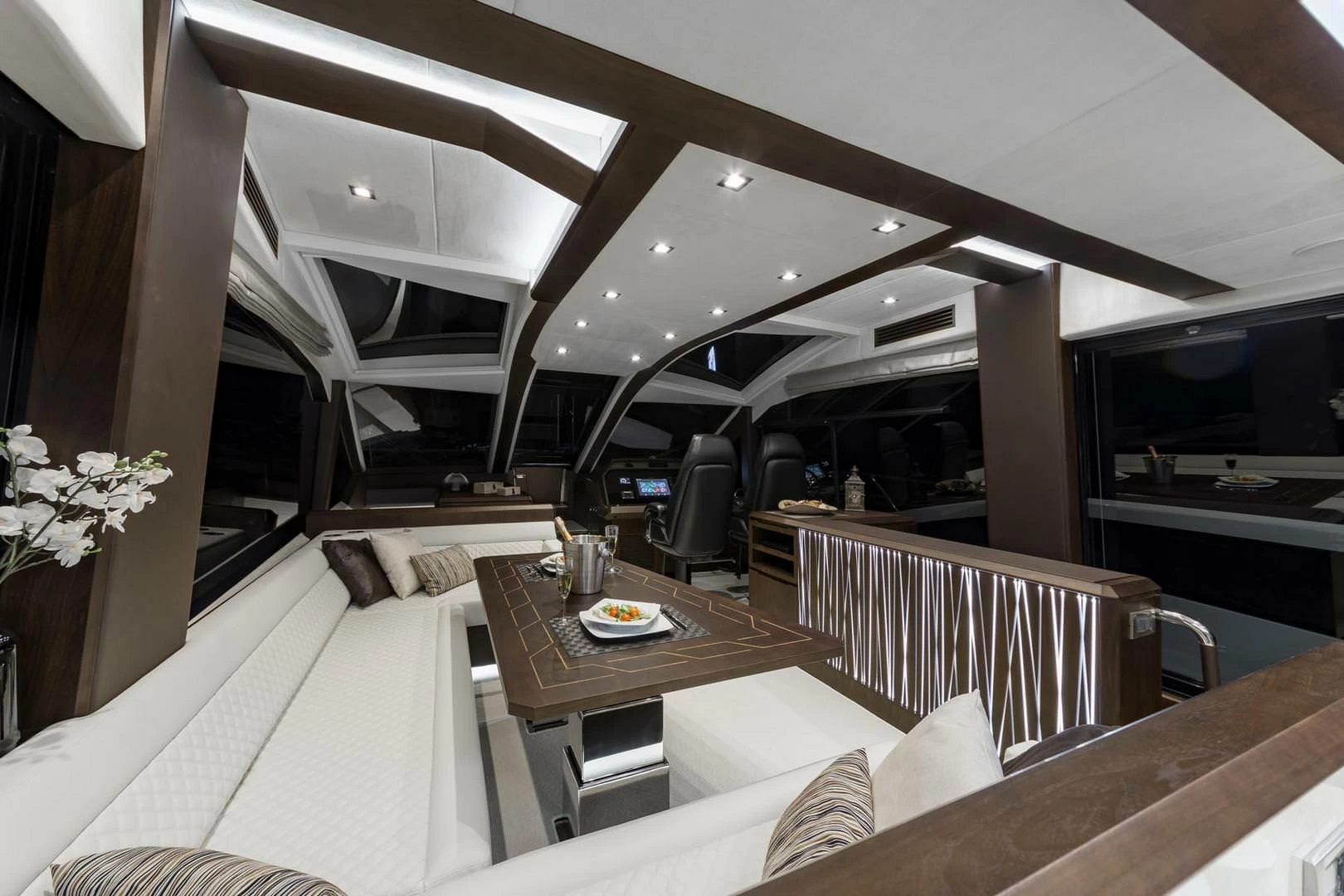 20米卡帝尔(Galeon)640豪华飞桥游艇驾驶室