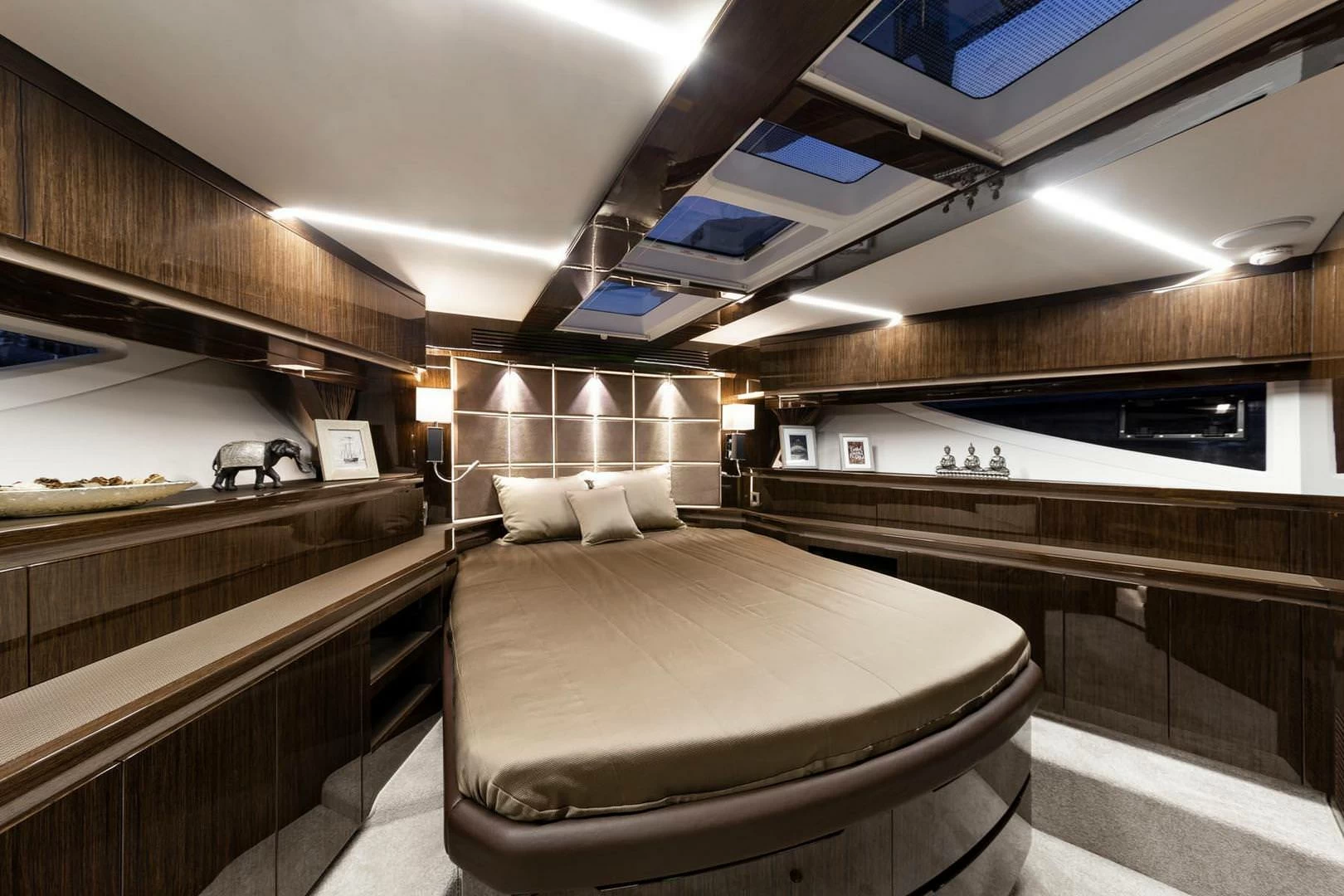 20米卡帝尔(Galeon)640豪华飞桥游艇客舱