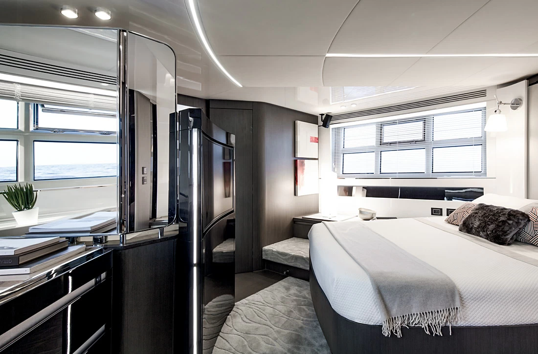 21米阿兹慕（Azimut）S7豪华运动游艇主人舱