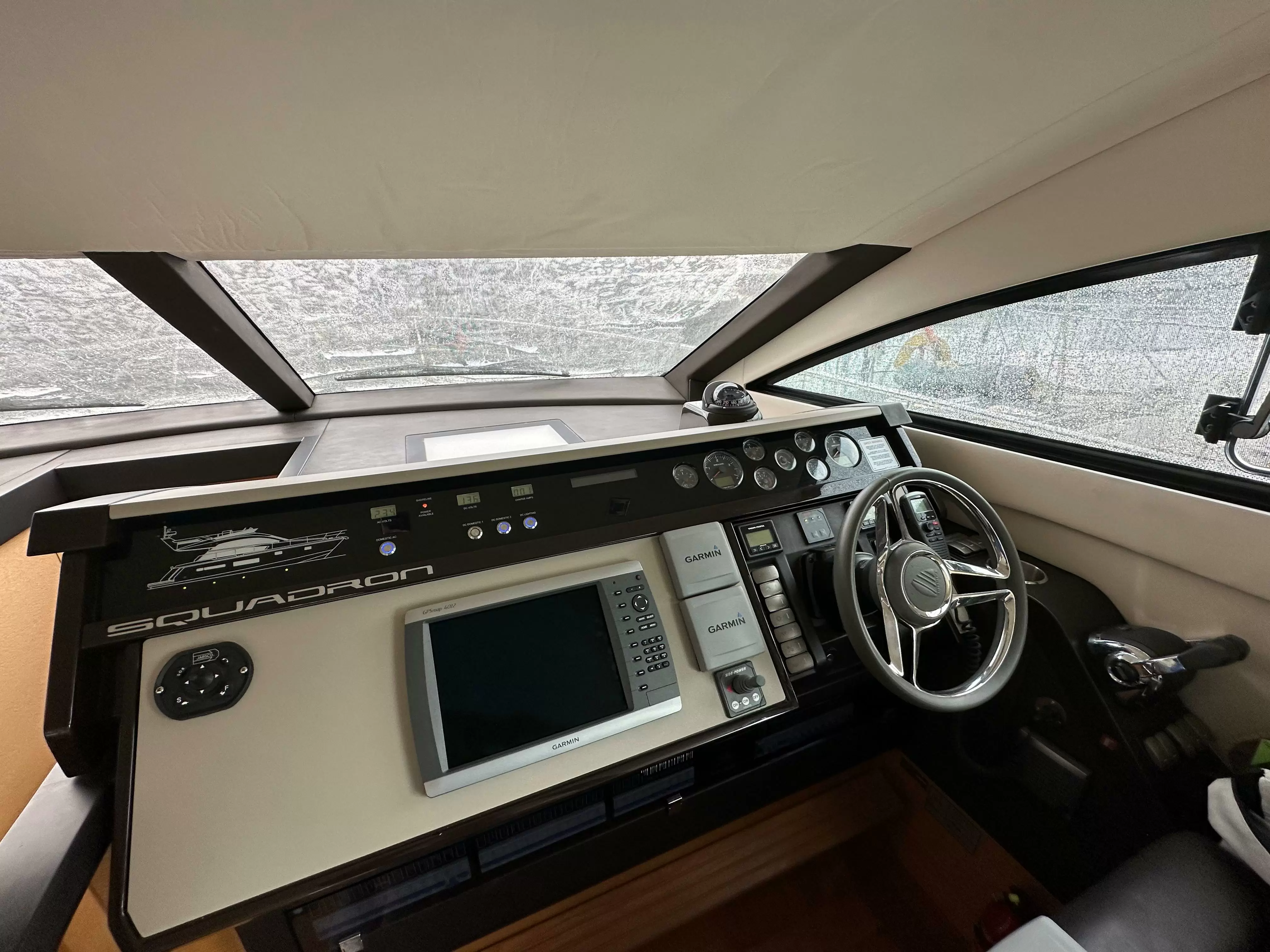 13米英国游艇品牌菲尔兰(Fairline)Squadron42飞桥游艇价格700万元