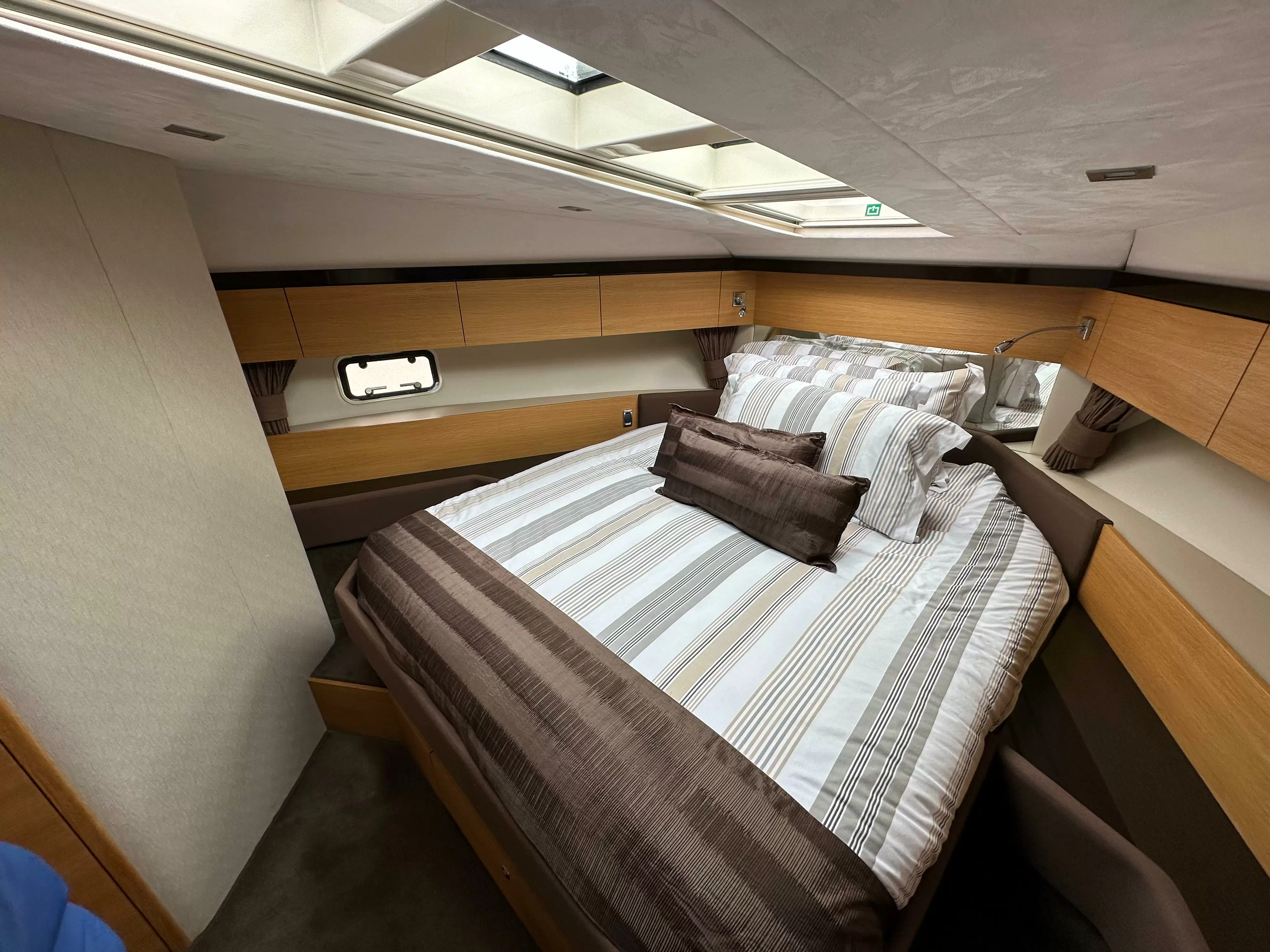 13米英国菲尔兰(Fairline)Squadron42飞桥游艇主人舱