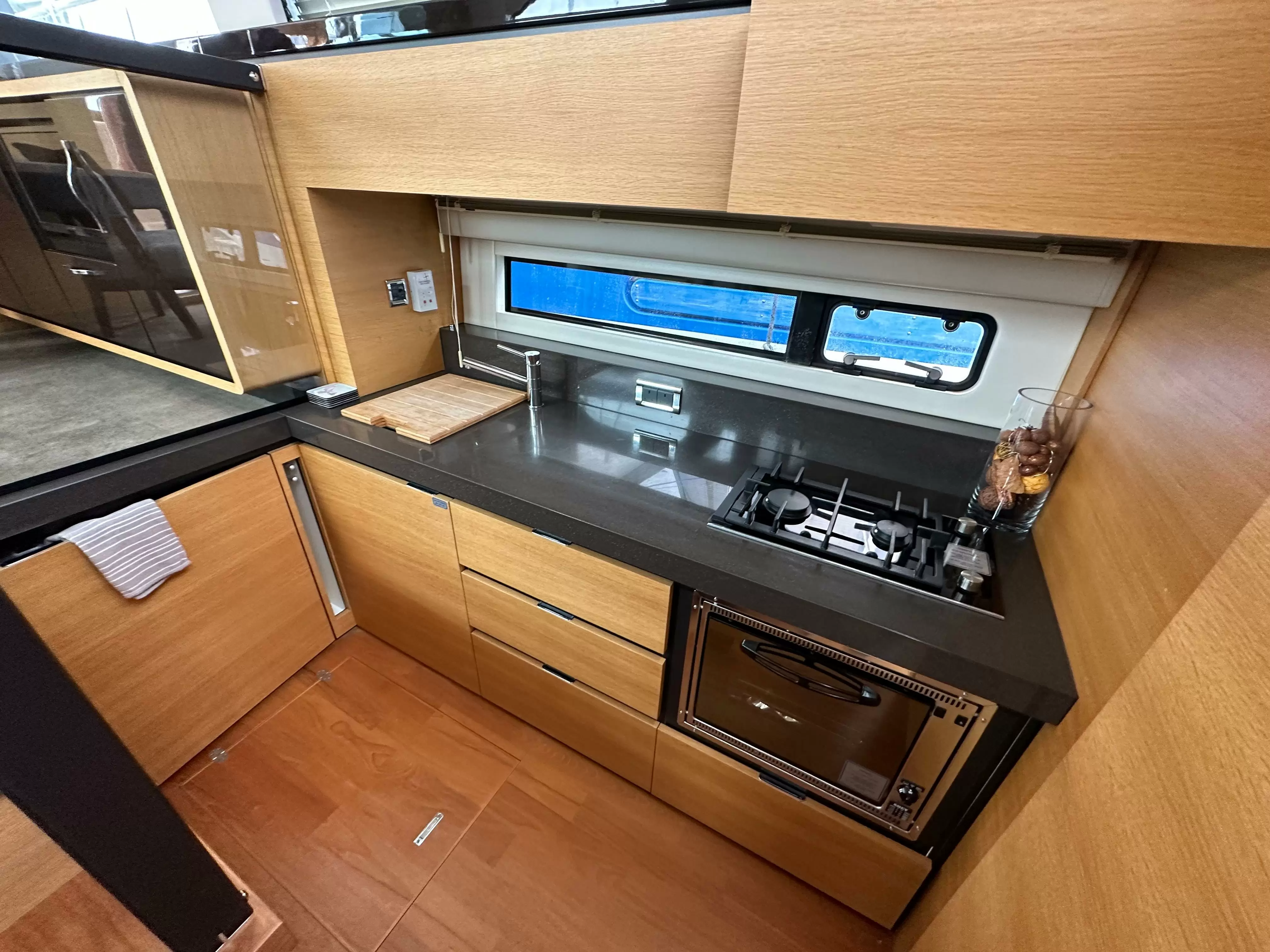 13米英国菲尔兰(Fairline)Squadron42飞桥游艇厨房