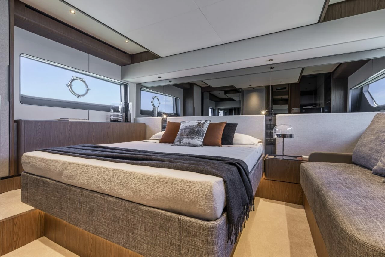 18米法拉帝（Ferretti）580私人飞桥游艇主人舱
