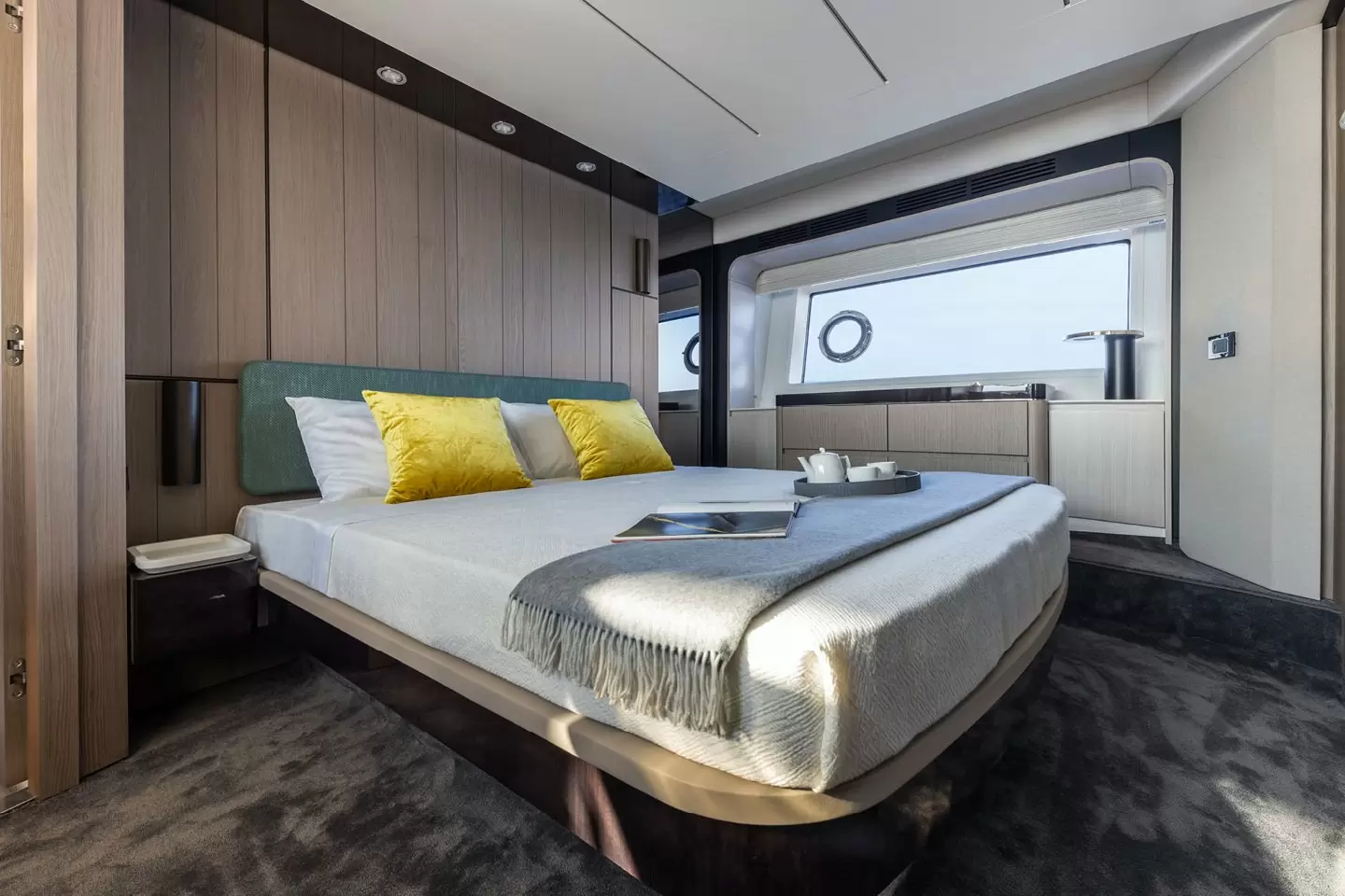 22米阿兹慕（Azimut）72飞桥游艇主人舱