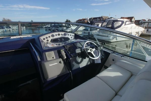 11米价格西莱(Sealine)S38运动游艇驾驶位