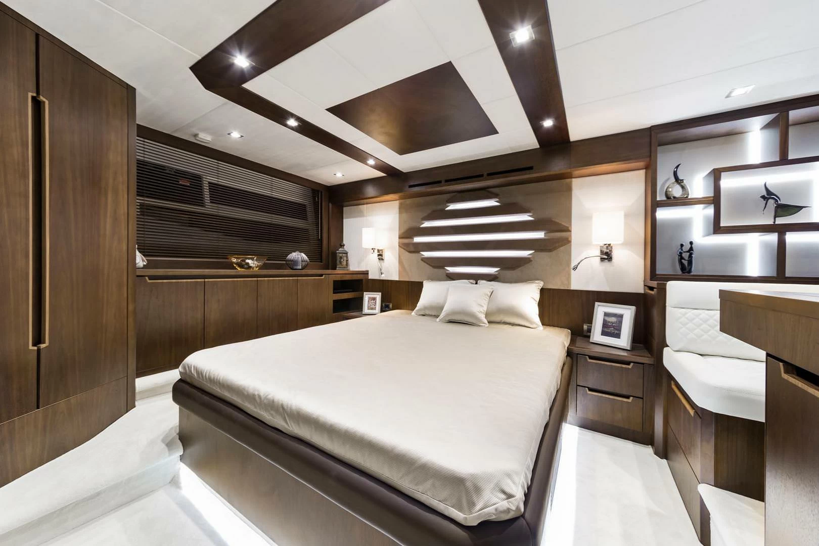 波兰卡帝尔（Galeon）550私人飞桥游艇主人舱