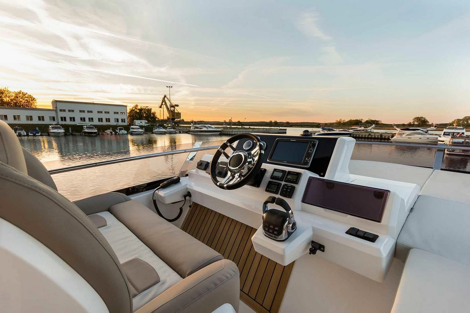17米波兰卡帝尔（Galeon）550私人飞桥游艇驾驶舱