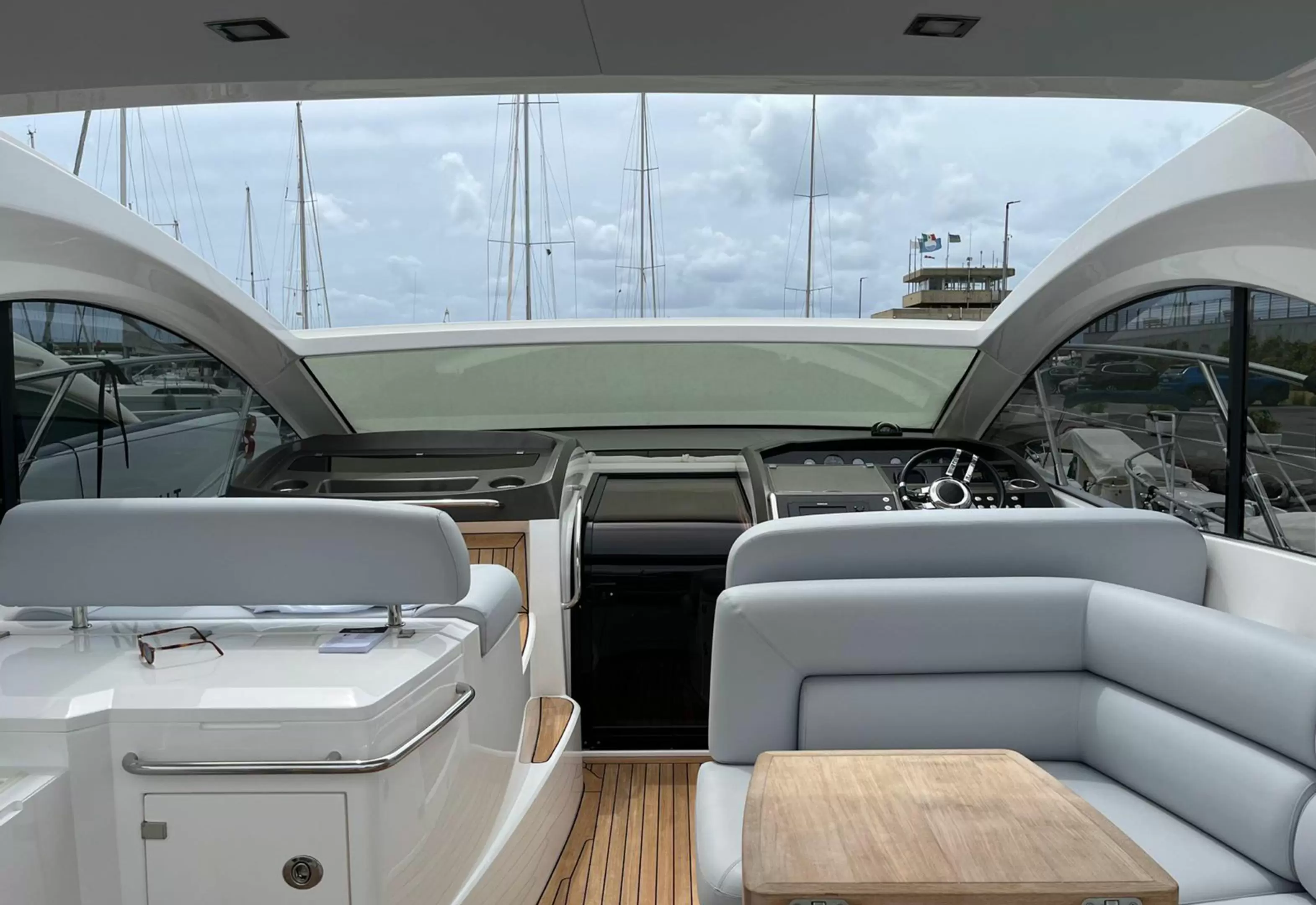 12米圣汐（Sunseeker）Portofino40运动游艇驾驶座