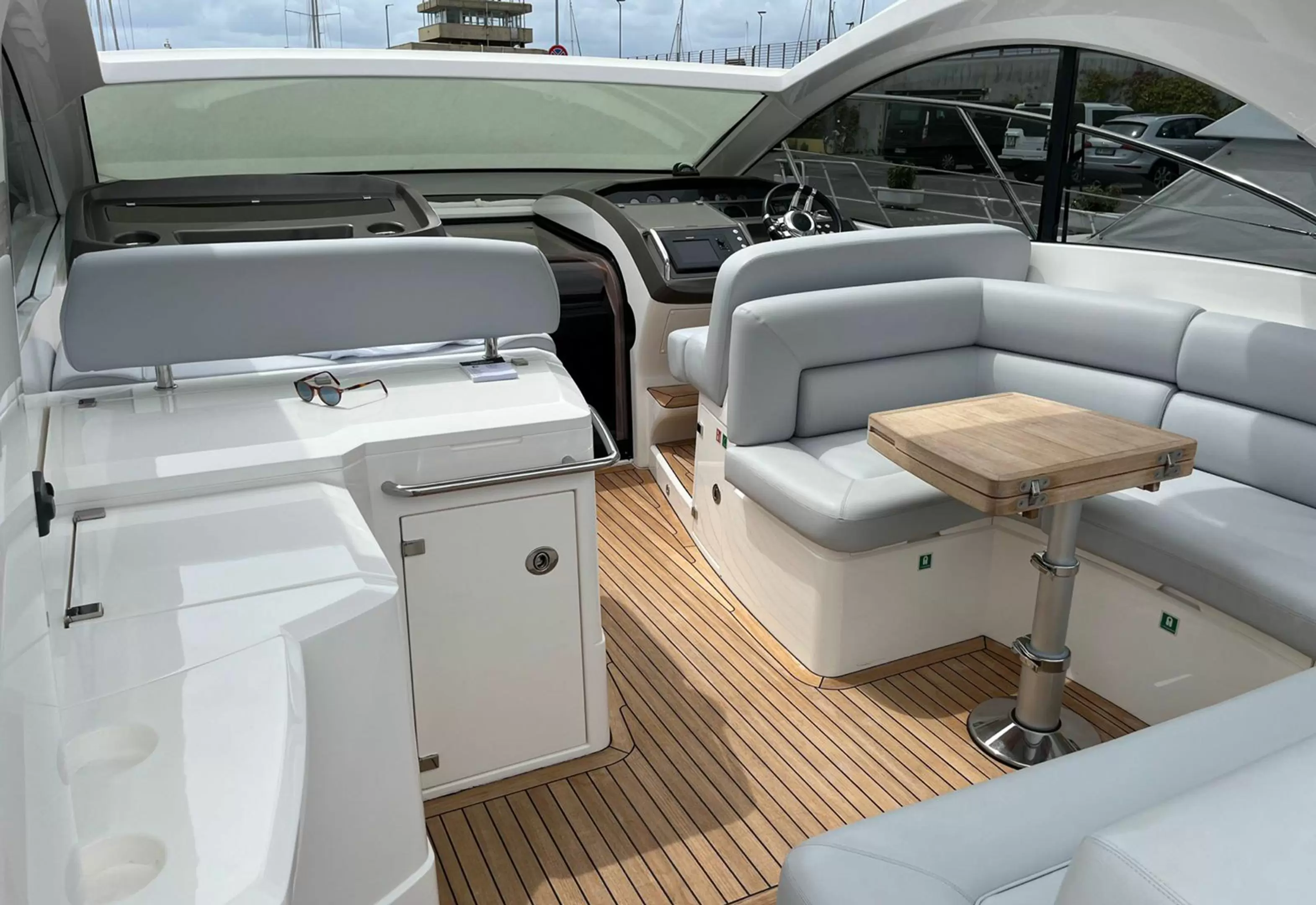 12米圣汐（Sunseeker）Portofino40运动游艇驾驶舱