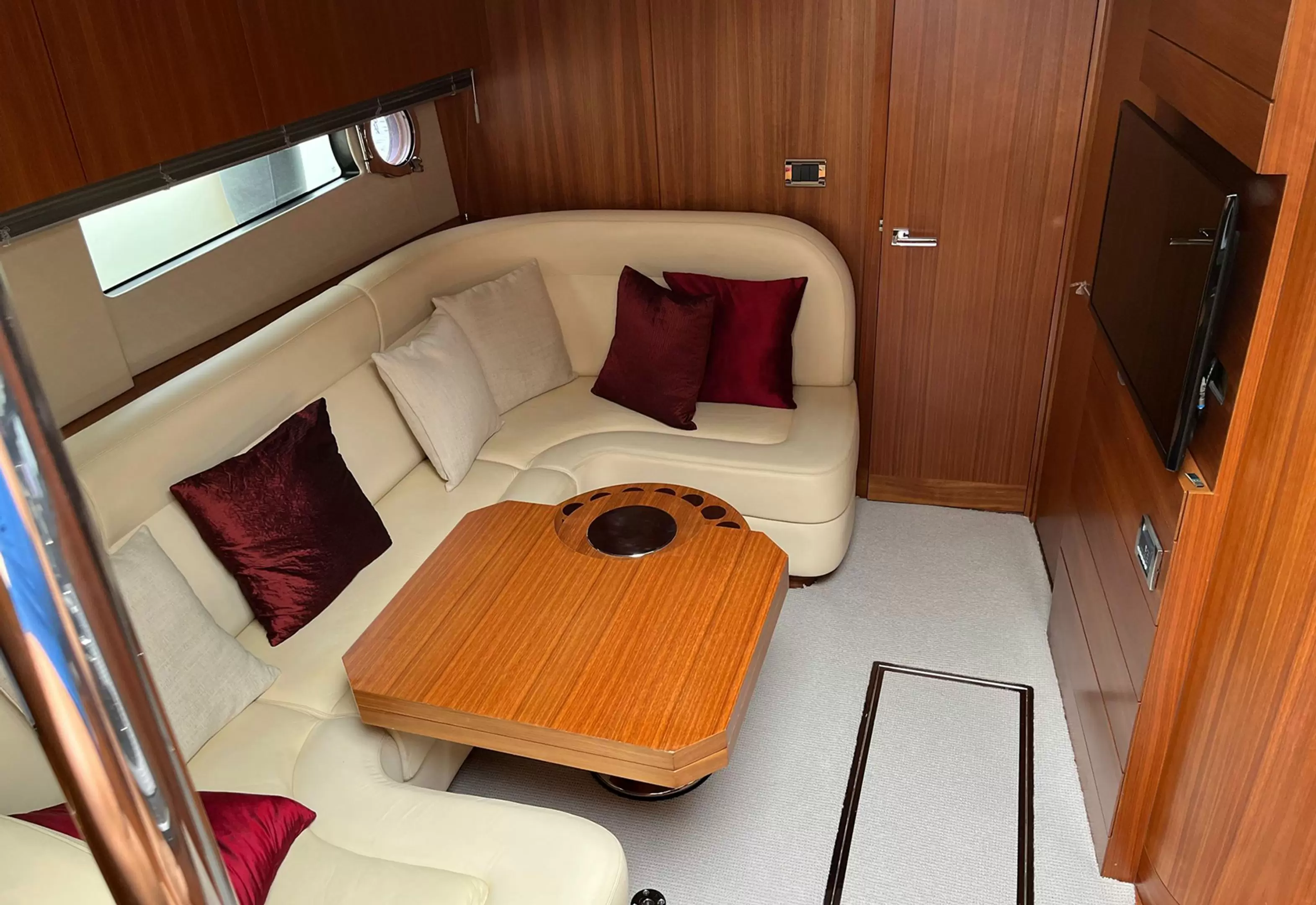12米圣汐（Sunseeker）Portofino40运动游艇沙龙区