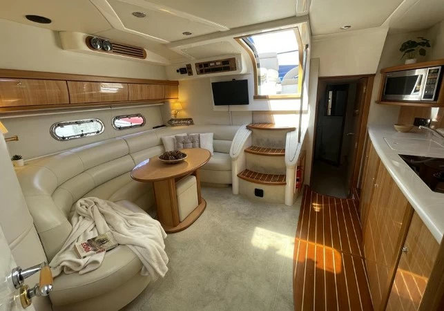 12米西莱（Sealine）S41二手运动游艇沙龙区