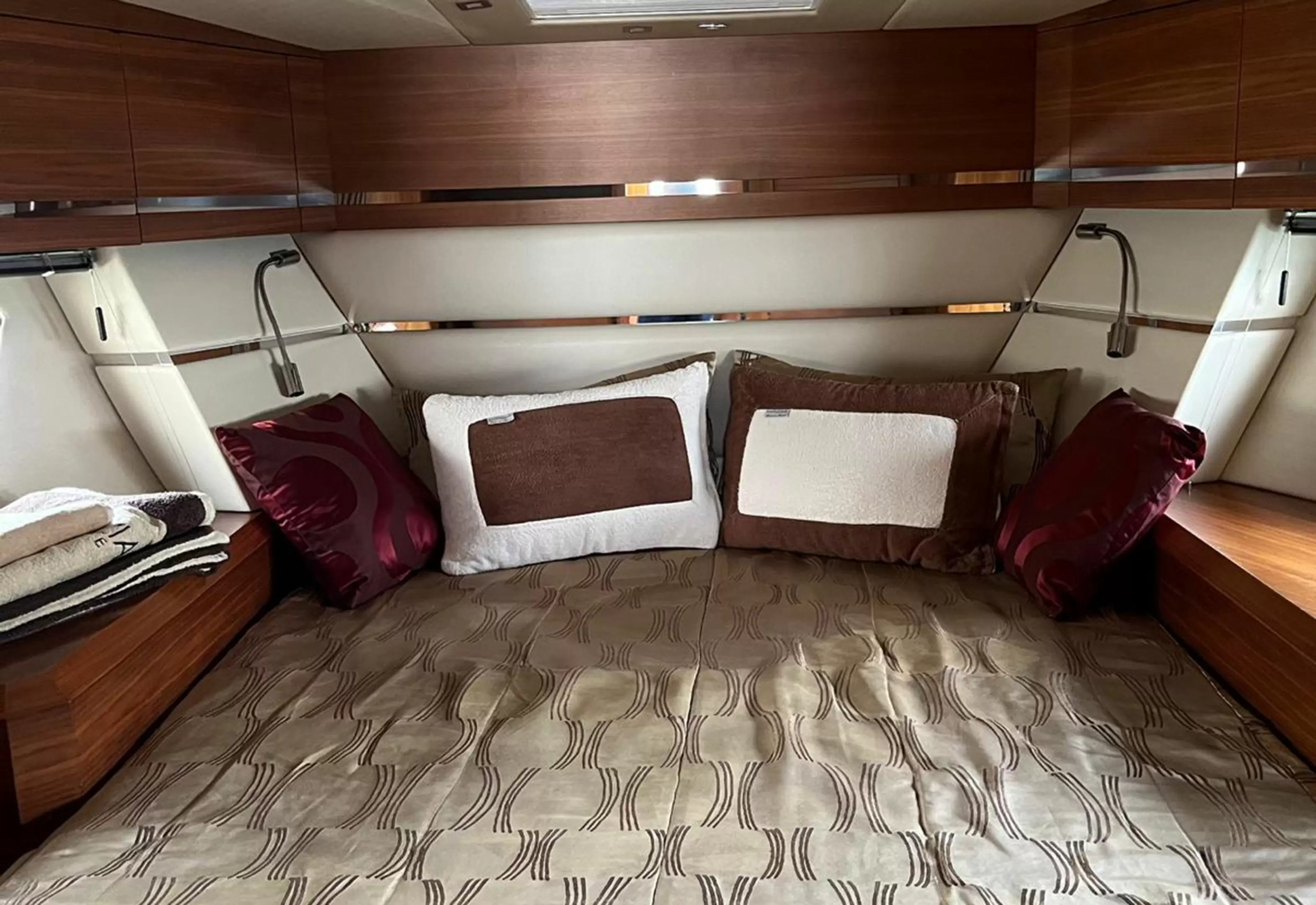 12米圣汐（Sunseeker）Portofino40运动游艇客舱区