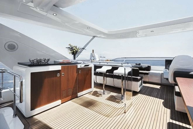 阿兹慕游艇Azimut 80 Fly豪华版驾驶位