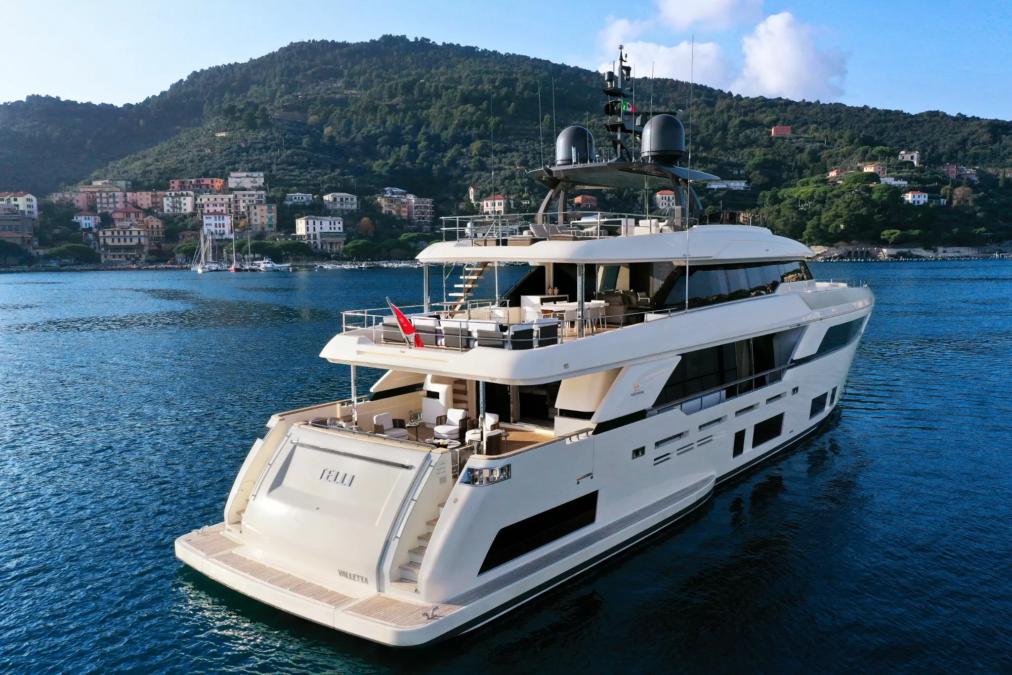 法拉帝（Ferretti）Custom Line Navetta 37游艇价格约为1.2亿美元