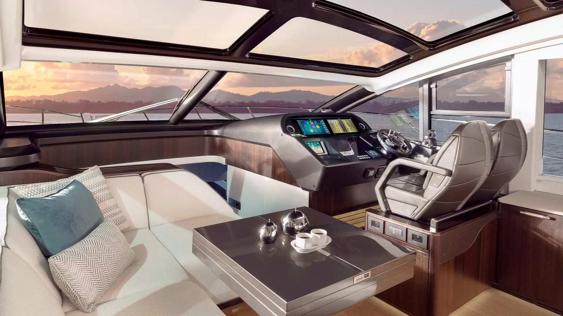 19米英国游艇圣汐（Sunseeker）Predator60运动游艇驾驶位