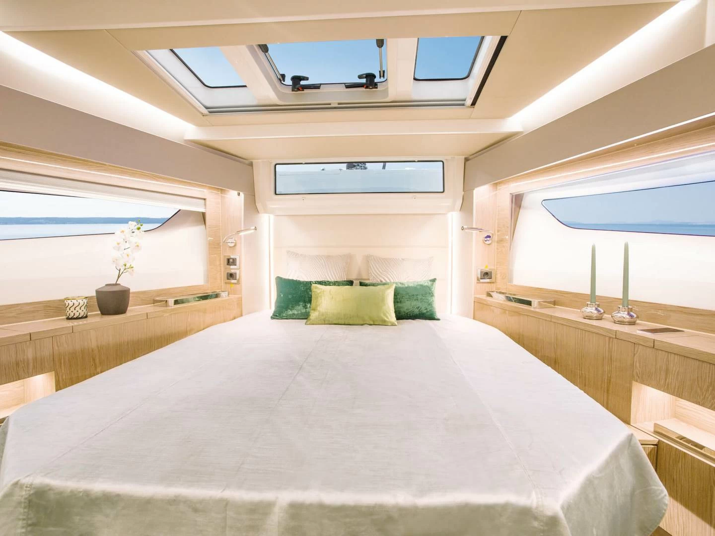 12米西莱(Sealine)C390私人游艇客舱