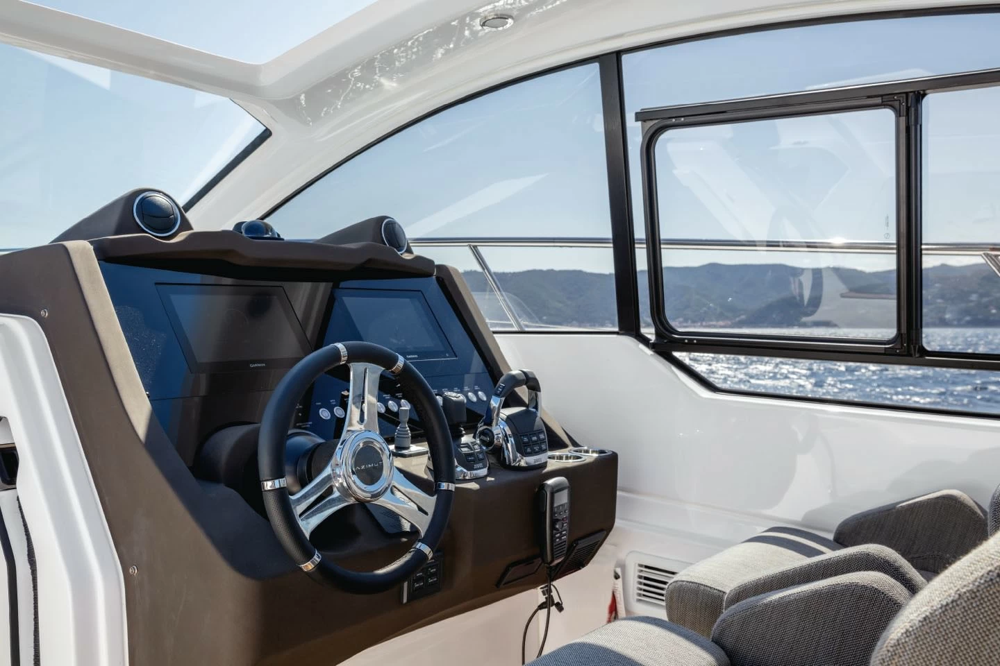 14米阿兹慕（Azimut）Atlantis45运动游艇价格450万元左右