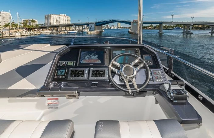 22米波兰游艇卡帝尔(Galeon)680飞桥游艇驾驶舱
