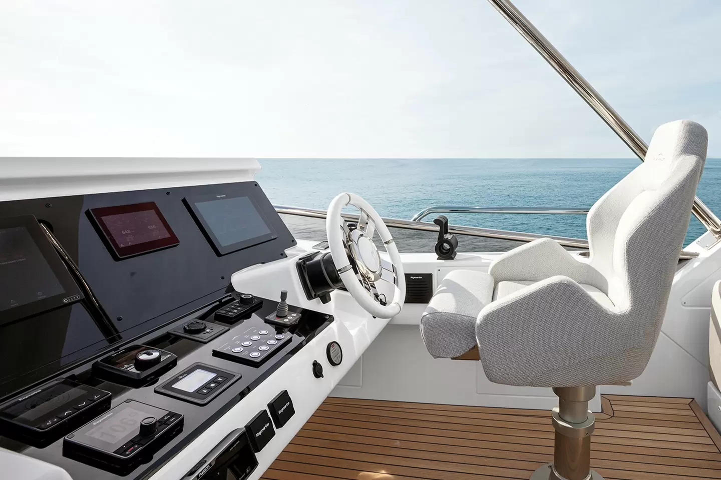 20米阿兹慕（Azimut）66私人飞桥游艇中控台