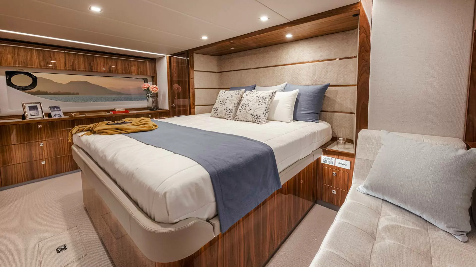21米里维埃拉（Riviera）645SUV运动游艇主卧