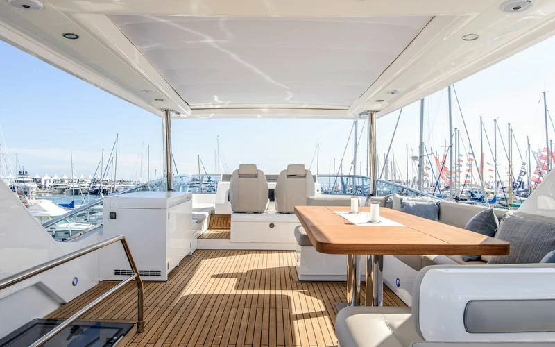 20米菲尔兰(Fairline)Squadron65飞桥游艇价格2000万