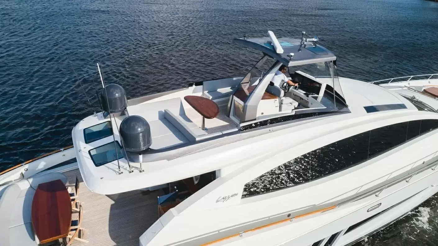 28米的拉扎拉（Lazzara）92LSX飞桥游艇价格5800万元