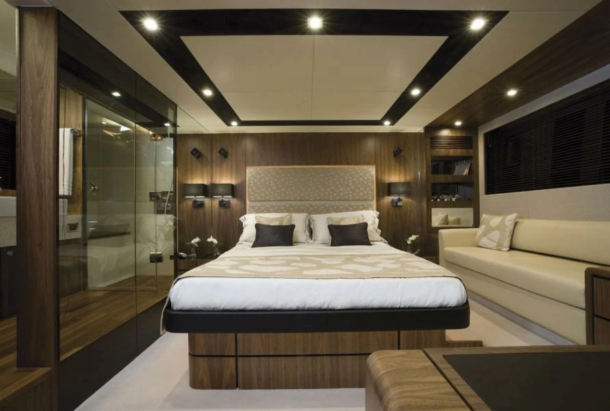 20米菲尔兰(Fairline)Squadron65飞桥游艇主人舱
