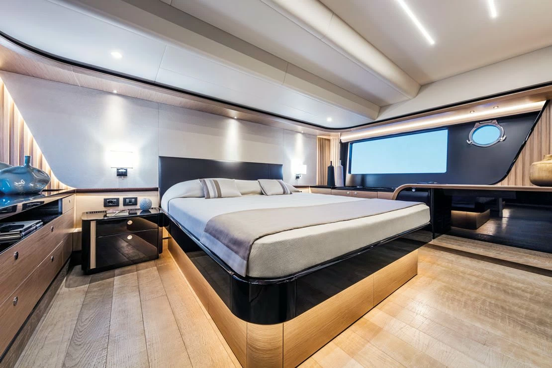 17米的雅舶仕（Absolute）Navetta58豪华游艇主卧