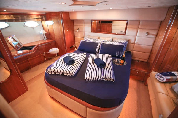 21米圣汐（Sunseeker）Predator68运动游艇主卧